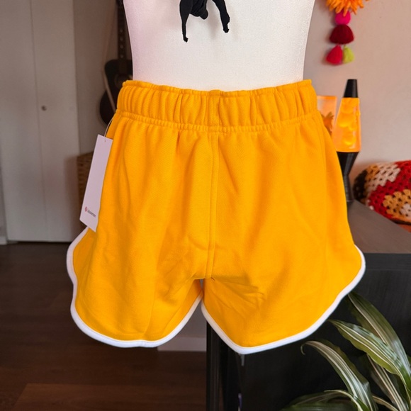 lululemon Scuba Mid-Rise Oversized Short - Picture 4 of 10